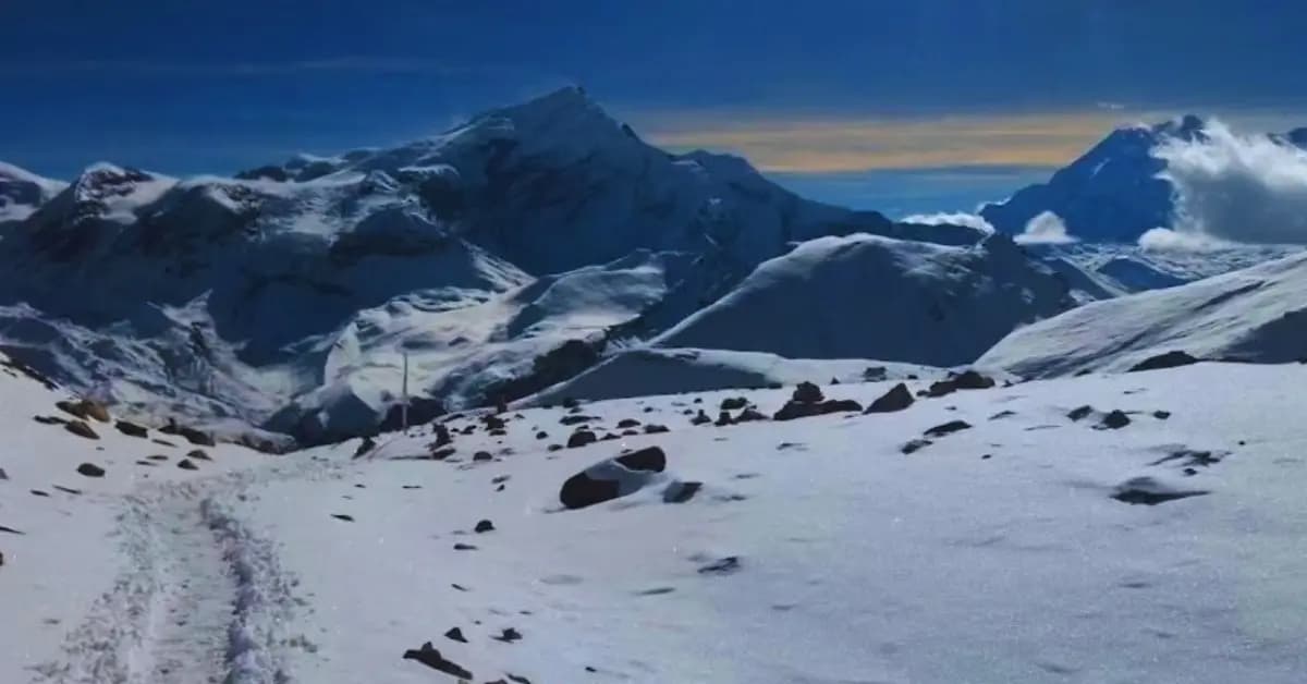 Snow-covered trail and mountain views from the Thorang La Pass